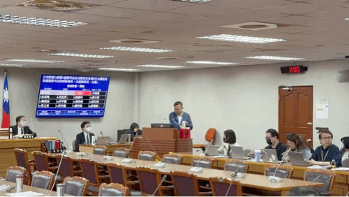 王義川質詢前拭麥克風，力抗黃國昌做法引關注
